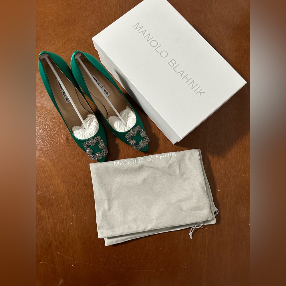 Brand New Emerald Manolo Blahnik Hangisi Crystal Buckle Satin Pump